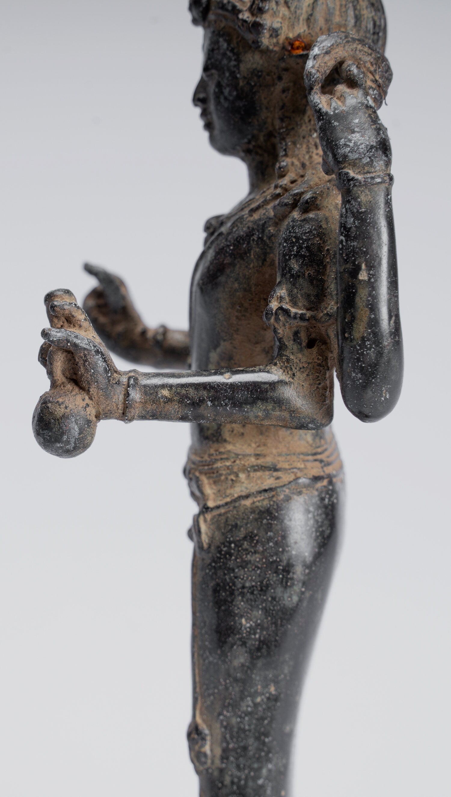 Vishnu-Statue – antike Majapahit-Statue aus Bronze im indonesischen Stil – 20 cm.