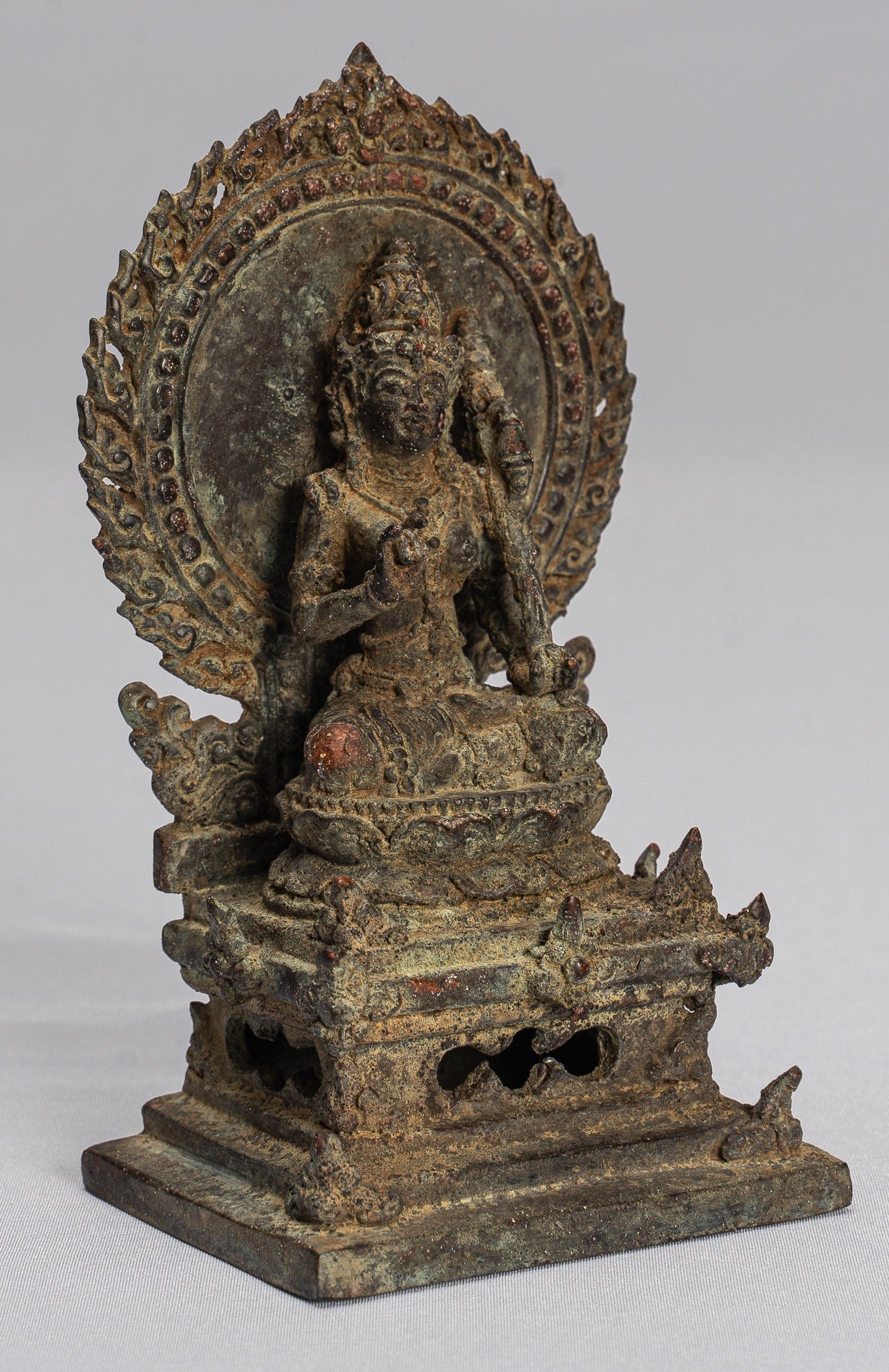 Statue de Tara - Statue de Devi Tara en bronze assis Majapahit de style Java antique - 14 cm/6"