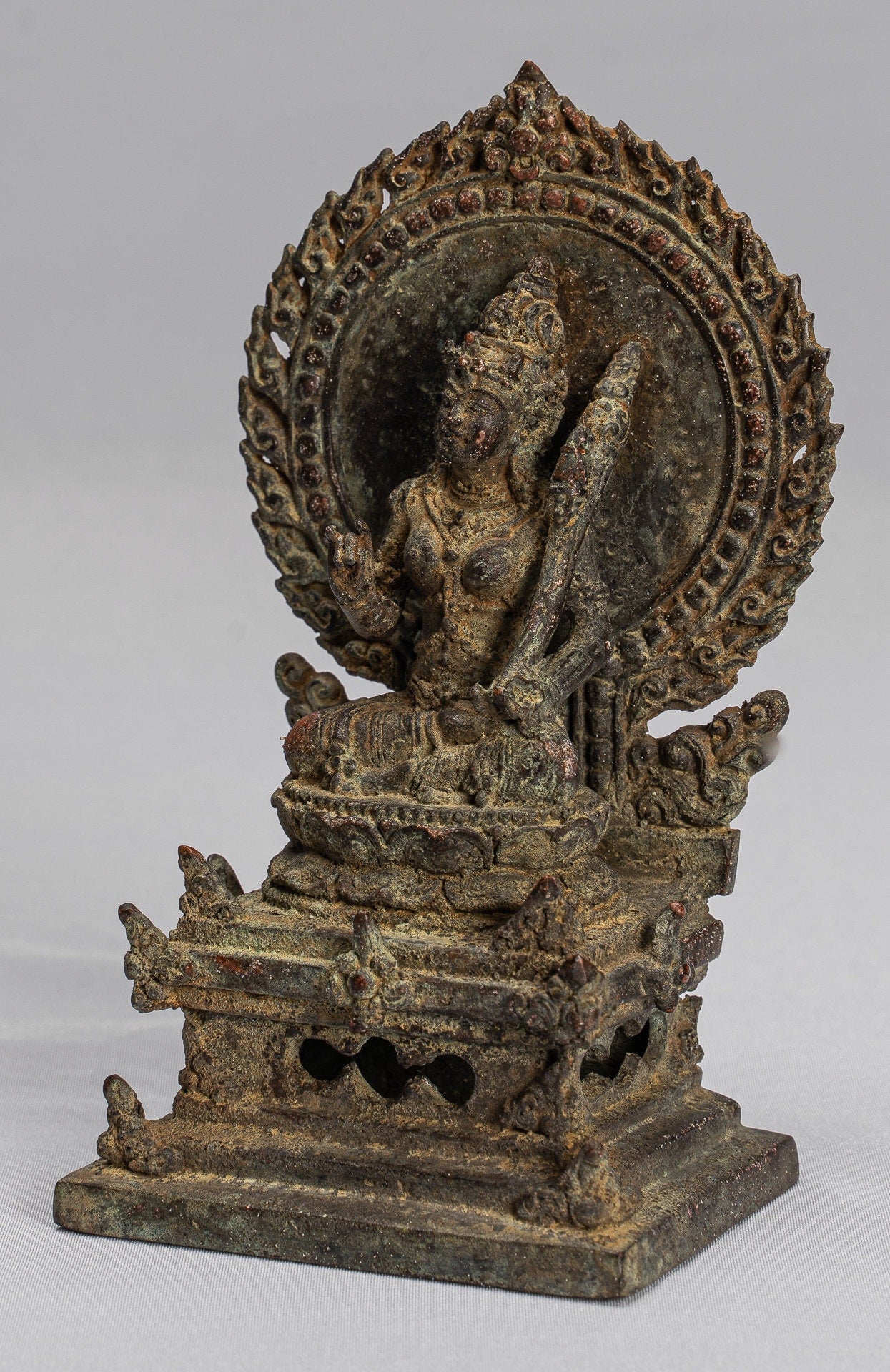 Statue de Tara - Statue de Devi Tara en bronze assis Majapahit de style Java antique - 14 cm/6"