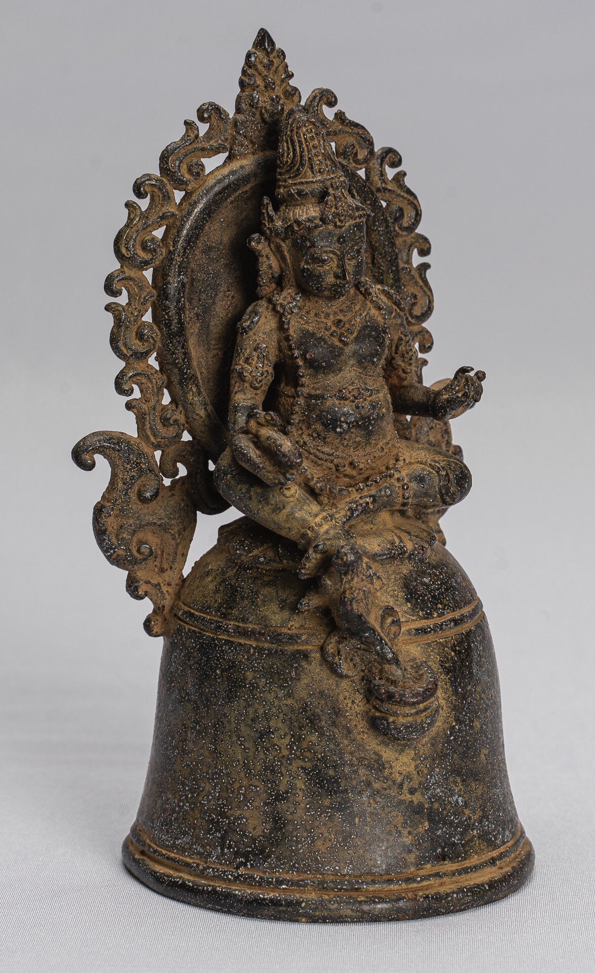 Jambhala-Statue – Antike sitzende Jambhala-Statue im Java-Majapahit-Stil, Gott des Reichtums – 16 cm.
