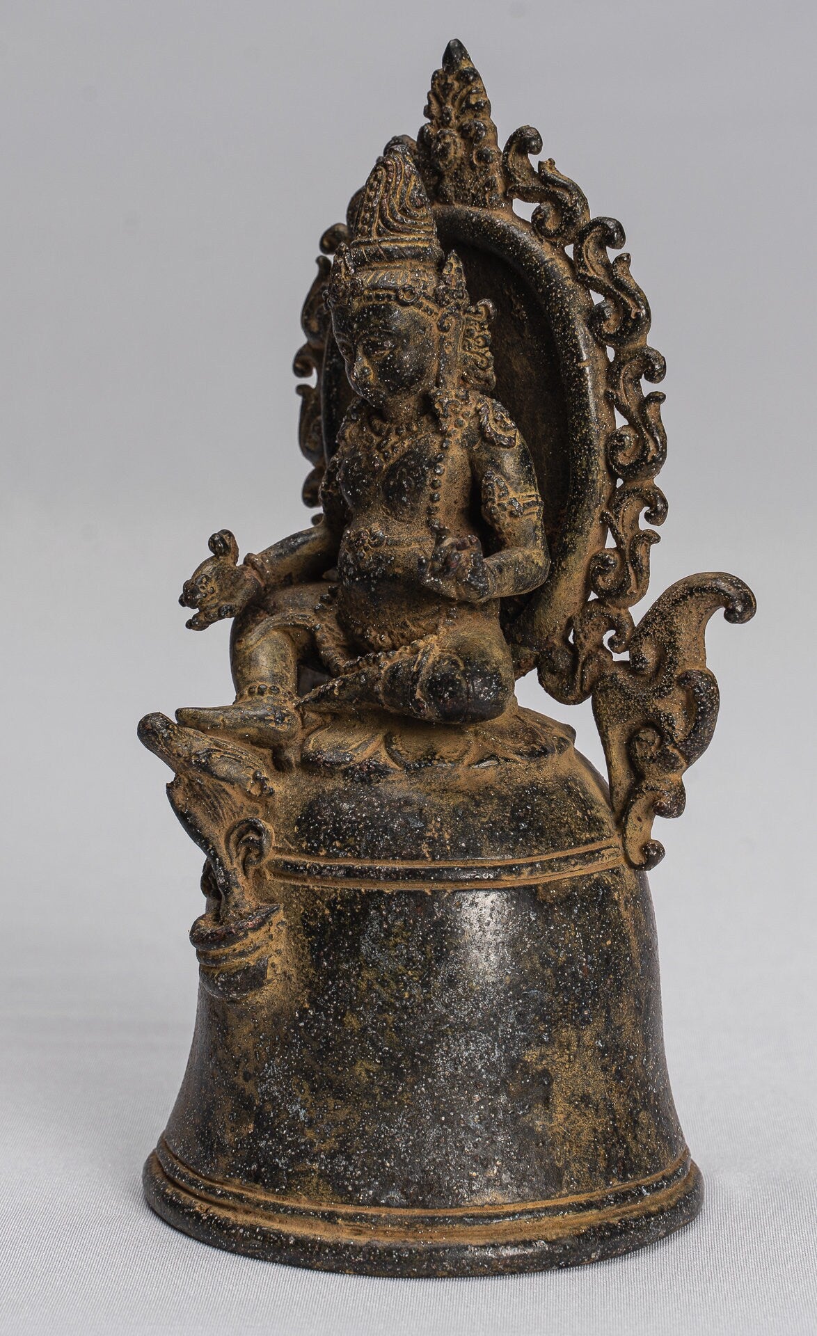 Jambhala-Statue – Antike sitzende Jambhala-Statue im Java-Majapahit-Stil, Gott des Reichtums – 16 cm.