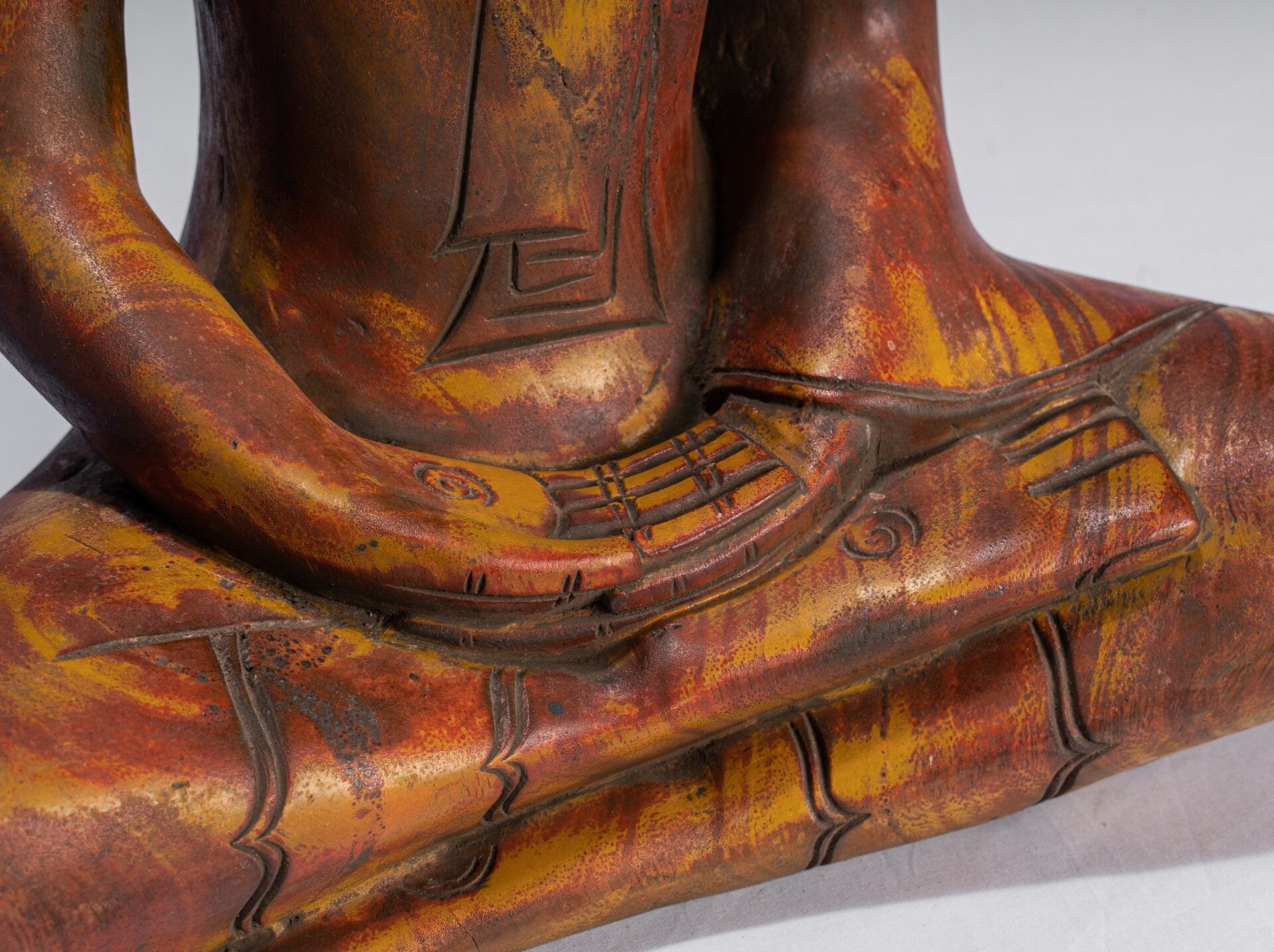 Buddha-Skulptur – sitzende Buddha-Statue aus Holz im antiken Khmer-Stil, Dhyana-Meditations-Mudra – 46 cm.