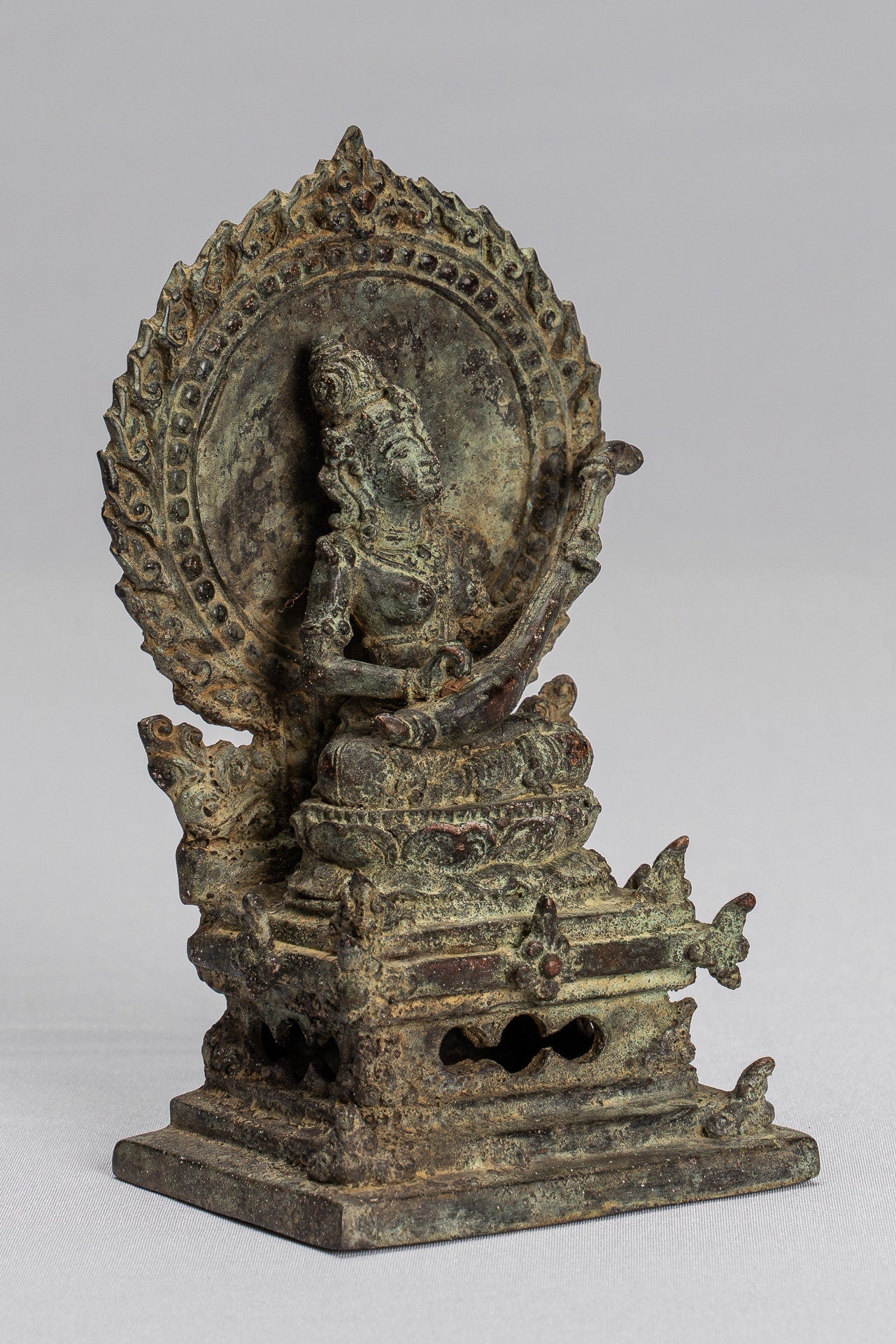 Statue de Tara - Statue de Devi Tara en bronze assis Majapahit de style Java antique - 14 cm/6"