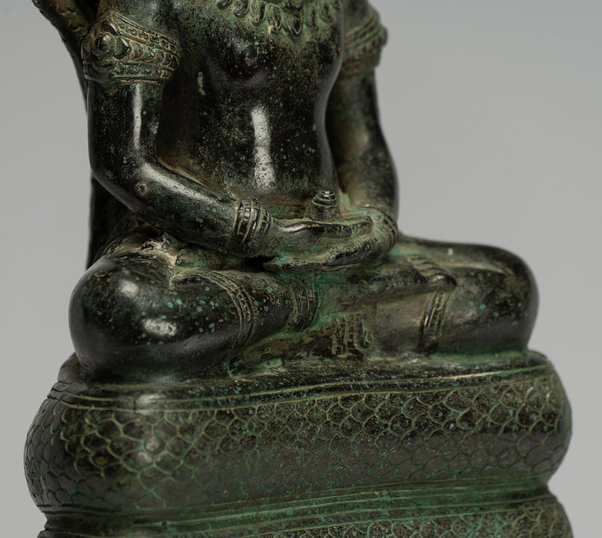 Statue de Bouddha – Bouddha de méditation Naga assis en bronze de style Bayon antique khmer – 44 cm