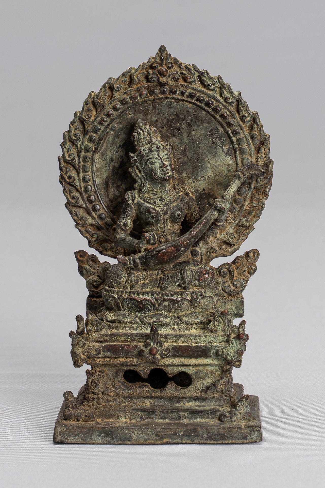 Statue de Tara - Statue de Devi Tara en bronze assis Majapahit de style Java antique - 14 cm/6"