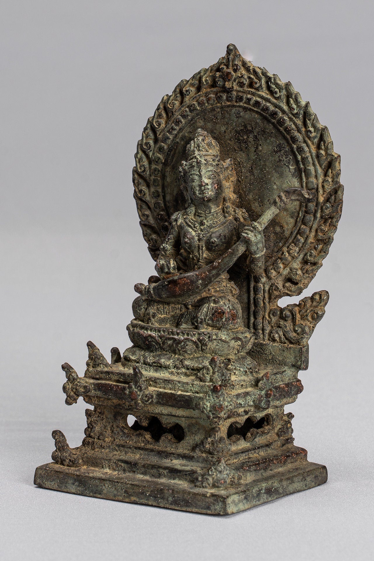 Statue de Tara - Statue de Devi Tara en bronze assis Majapahit de style Java antique - 14 cm/6"